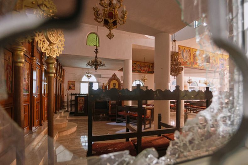 El interior de una iglesia greco-ortodoxa se observa a través de una ventana destrozada, horas después de que hombres armados abrieran fuego durante un funeral en la localidad de Hamoud, en la gobernación de Karak, Jordania, el viernes 23 de octubre de 2026. (Foto AP)