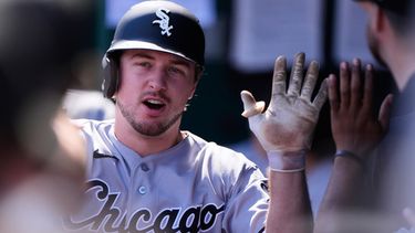 El jugador de los Medias Blancas de Chicago, Kyle Teel, celebra en la caseta tras anotar con un elevado de sacrificio conectado por Andrew Benintendi durante la primera entrada de un partido de béisbol contra los Reales de Kansas City, el 24 de septiembre de 2026, en Kansas City, Misuri. (Foto AP/Charlie Riedel)