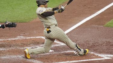 El dominicano Juan Soto, de los Padres de San Diego, batea un doble remolcador ante los Azulejos de Toronto durante el tercer inning del juego del martes 18 de julio de 2023 (Chris Young/The Canadian Press via AP)