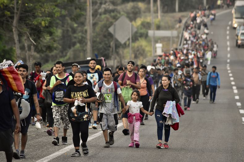 Migrantes marchan hacia la localidad de Huehuetán, el lunes 24 de abril de 2023, en el estado de Chiapas, México. (AP Foto/Édgar H. Clemente)
