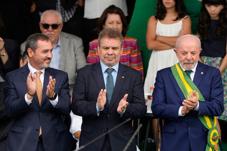 El director general de la Policía Federal de Brasil, Andrei Rodrigues, izquierda, aplaude con el presidente Luíz Inácio Lula da Silva, derecha, y el ministro de Justicia, Wellington Cesar, durante las celebraciones del Día de la Independencia en Brasilia, Brasil, el lunes 7 de septiembre de 2026. (AP Foto/Eraldo Peres)