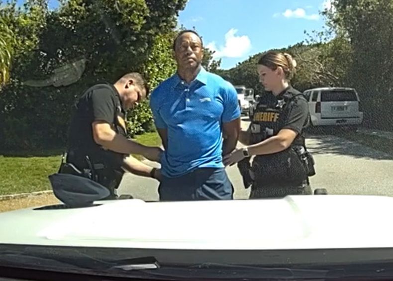 En esta imagen proporcionada por la policía del condado Martin de Florida, el golfista Tiger Woods es arrestado tras una accidente vial en Jupiter Island, el viernes 27 de marzo de 2026. (Martin County Sheriffs Office vía AP)