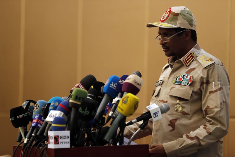 ARCHIVO - El general Mohammed Hamdan Dagalo, vicepresidente del consejo militar, interviene en un acto en la capital de Sudán, Jartum, el 4 de agosto de 2019. (AP Foto, archivo)
