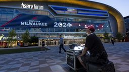 Darrin Bruce trabaja en la iluminación exterior del Fiserv Forum antes de la Convención Nacional Republicana de 2024, el 11 de julio de 2024, en Milwaukee, Wisconsin. (Foto AP/Alex Brandon, Archivo)