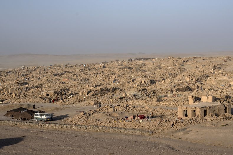 Vista general de la aldea en ruinas de Chahak después de un terremoto en la provincia de Herat, en el oeste de Afganistán, el miércoles 11 de octubre de 2023. (Foto AP/Ebrahim Noroozi)