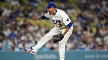 El boricua Edwin Díaz, de los Dodgers de Los Ángeles, festeja al conseguir su salvamento ante los Marineros de Seattle, el miércoles 29 de julio de 2026 (AP Foto/Scott Strazzante)