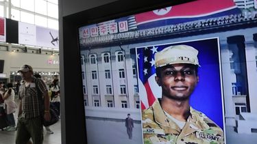 En esta imagen de archivo, una pantalla de televisión muestra una imagen de archivo del soldado Travis King durante un noticiero, en la estación de trenes de Seúl, Corea del Sur, el 16 de agosto de 2023. (AP Foto/Ahn Young-joon, archivo)