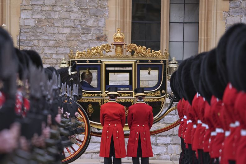 El presidente de EEUU, Donald Trump, y el rey Carlos III de Reino Unido llegan en la carroza presidencial irlandesa durante la ceremonia de bienvenida en el castillo de Windsor, en Windsor, Inglaterra, el miércoles 17 de septiembre de 2025. (AP Foto/Evan Vucci)