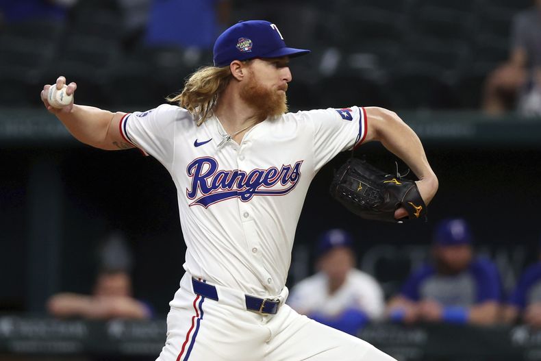 Jon Gray, abridor de los Rangers de Texas, hace un lanzamiento en el encuentro ante los Reales de Kansas City, el sábado 22 de junio de 2024 (AP Foto/Richard W. Rodriguez)