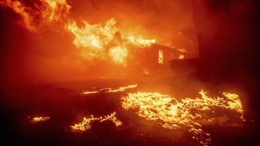 El incendio Eaton en Altadena, California, el 7 de enero del 2025. (AP foto/Ethan Swope)