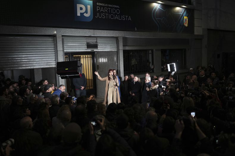 La expresidenta Cristina Fernández se dirige a sus partidarios después de que la Corte Suprema de Argentina confirmó su condena por corrupción, afuera de la sede del Partido Peronista en Buenos Aires, Argentina, el martes 10 de junio de 2025. (AP Foto/Rodrigo Abd)
