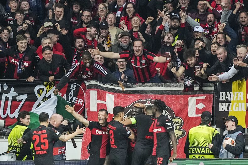 Los jugadores del Bayer Leverkusen festejan un tanto frente a West Ham en la ida de los cuartos de final de la Liga Europa, el jueves 11 de abril de 2024 (AP Foto/Martin Meissner)