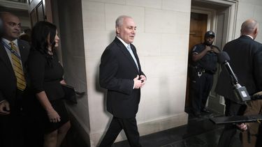 El líder de la mayoría Steve Scalise llega para hablar con los periodistas tras una reunión privada con los representantes republicanos durante la cual fue nominado como su candidato a presidente de la Cámara de Representantes, en el Capitolio, Washington, el miércoles 11 de octubre de 2023. (AP Foto/Mark Schiefelbein)