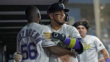 Los mexicanos Randy Arozarena e Isaac Paredes, de los Rays de Tampa Bay festejan durante el encuentro del viernes 8 de septiembre de 2023 ante los Marineros de Seattle (AP Foto/Chris OMeara)