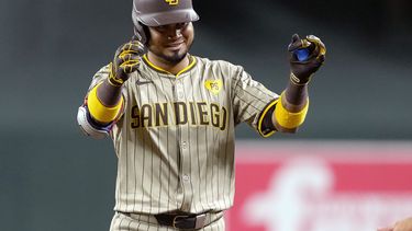 El venezolano Luis Arráez, de los Padres de San Diego, festeja luego de conectar un sencillo en el juego del sábado 4 de mayo de 2024, ante los Diamondbacks de Arizona (AP Foto/Matt York)