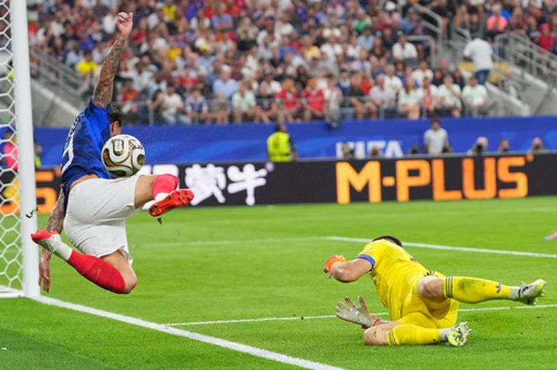 Unai Simón, arquero de España, realiza una atajada ante Theo Hernández, de Francia, en la semifinal mundialista disputada el martes 14 de julio de 2026 en Arlington, Texas (AP Foto/Julio Cortez)