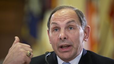 Jefe Veteranos EEUU se disculpa por falsear pasado militar