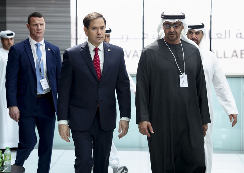 El secretario de Estado de Estados Unidos, Marco Rubio, en el centro, camina con el presidente de Emiratos Árabes Unidos, el jeque Mohamed bin Zayed Al Nahyan, en su reunión en el centro ADNEC Abu Dhabi en Abu Dhabi, Emiratos Árabes Unidos, el miércoles 19 de febrero de 2025. (Evelyn Hockstein/Pool Foto via AP)