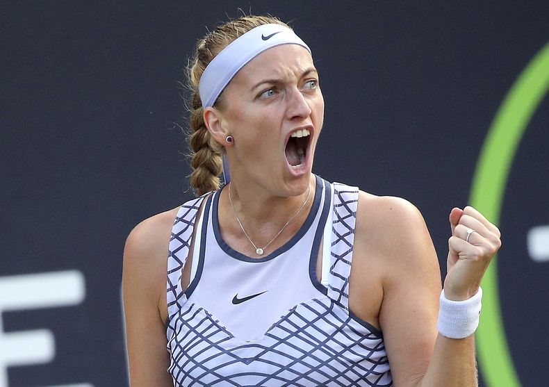 Petra Kvitova, de República Checa, reacciona durante su juego de semifinales en contra de la rusa Ekaterina Alexandrova, en el Abierto de Berlín, el sábado 24 de junio de 2023. (Wolfgang Kumm/dpa vía AP)