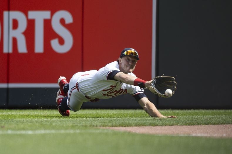 Max Keplerm jardinero derecho de los Mellizos de Minnesota, hace una espectacular atrapada lanzándose sobre una pelota para robarle un imparable a Will Brennan, de los Guardianes de Cleveland, durante la séptima entrada del primer juego de una doble cartelerra, el viernes 9 de agosto de 2024, en Minneapolis. (AP Foto/Matt Krohn)