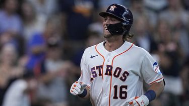 Grae Kessinger de los Astros de Houston anota un jonrón solitario en la tercera entrada del juego ante los Rockies de Colorado el martes 4 de julio del 2023. (AP Foto/Kevin M. Cox)