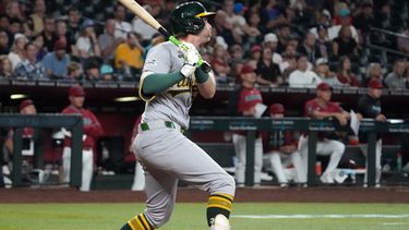 Jeff McNeil, de los Atléticos, batea un sencillo productor de dos carreras frente a los Diamondbacks de Arizona durante la séptima entrada del juego de béisbol de Grandes Ligas, el lunes 20 de julio de 2026, en Phoenix. (AP Foto/Rick Scuteri)