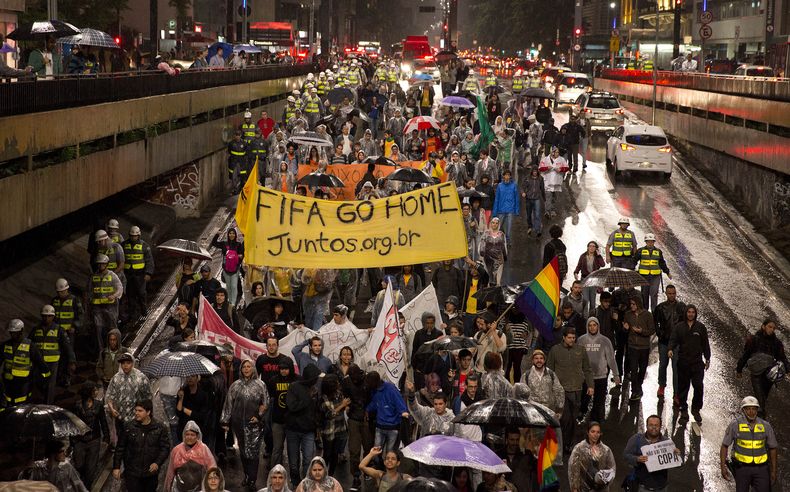 Manifestantes protagonizan una protestas contra los gastos de la Copa Mundial en Sao Paulo el martes 15 de abril del 2014. (AP Foto/Andre Penner)
