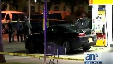 americateve | La policía está a la caza de un hombre armado que abrió fuego en una gasolinera de Miami Beach y mató a un joven.