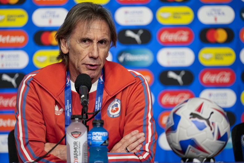 El técnico de Chile Ricardo Gareca durante una rueda de prensa, el jueves 20 de junio de 2024, en Arlington, Texas. Chile enfrentará a Perú en la Copa América el viernes. (AP Foto/Julio Cortez)