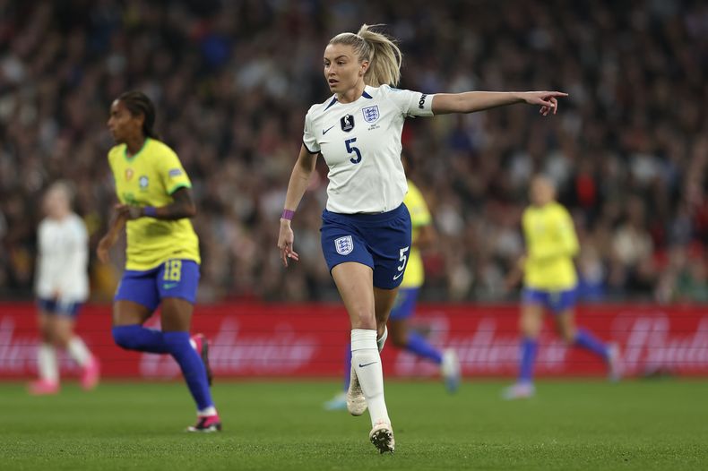 ARCHIVO - La inglesa Leah Williamson señala durante la Finalissima ante Brasil, el 6 de abril del 2023 (AP Foto/Ian Walton, archivo)