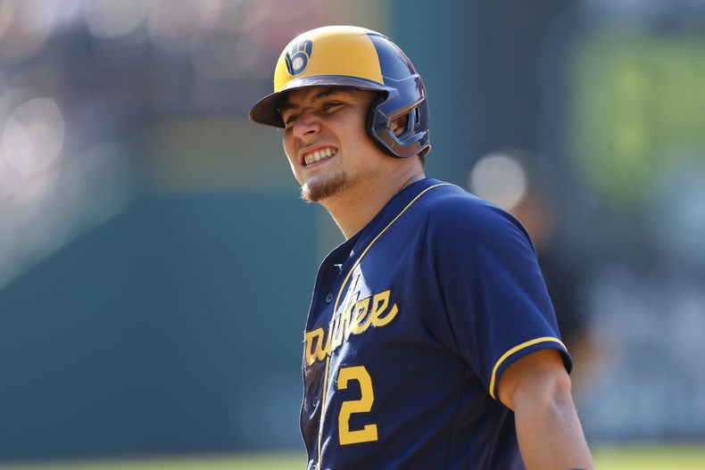 En foto del 24 de junio del 2023, el mexicano Luis Urías de los Cerveceros de Milwaukee reacciona tras un out en la primera base en la quinta entrada del juego ante los Guardianes de Cleveland. (AP Foto/Ron Schwane)