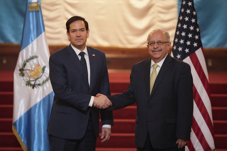 El secretario de Estado Marco Rubio (izq) con el ministro de exteriores de Guatemala Carlos Ramiro Martinez en Ciudad de Guatemala, el 5 de febrero del 2025. (AP foto/Mark Schiefelbein, Pool)