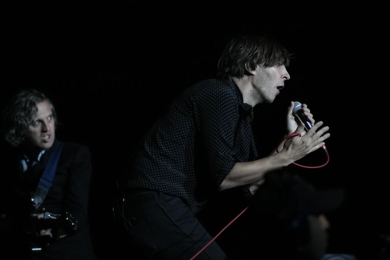 El guitarrista Christian Mazzalai, izquierda, y el vocalista Thomas Mars de Phoenix durante su concierto en el festival Corona Capital de la Ciudad de México el viernes 17 de noviembre de 2023. (Foto AP/Eduardo Verdugo)