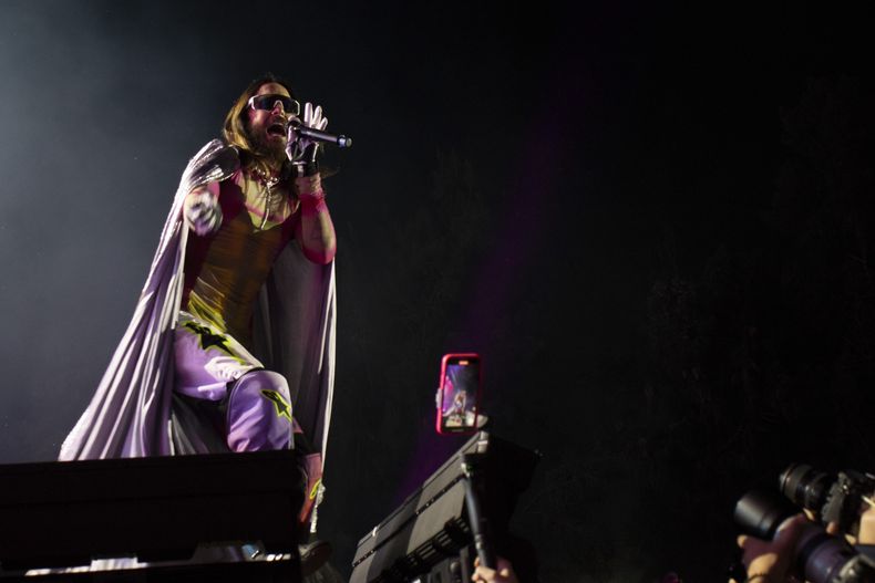 Jared Leto de Thirty Seconds to Mars durante su concierto en el festival Corona Capital en la Ciudad de México, el sábado 18 de noviembre de 2023. (Foto AP/Alejandro Godínez)