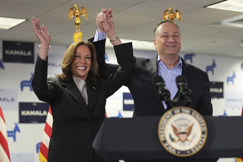 La vicepresidenta Kamala Harris y su esposo Doug Emhoff durante un discurso en la sede de su campaña en Wilmington, Delaware, el lunes 22 de julio de 2024. (Erin Schaff/The New York Times via AP, Pool)