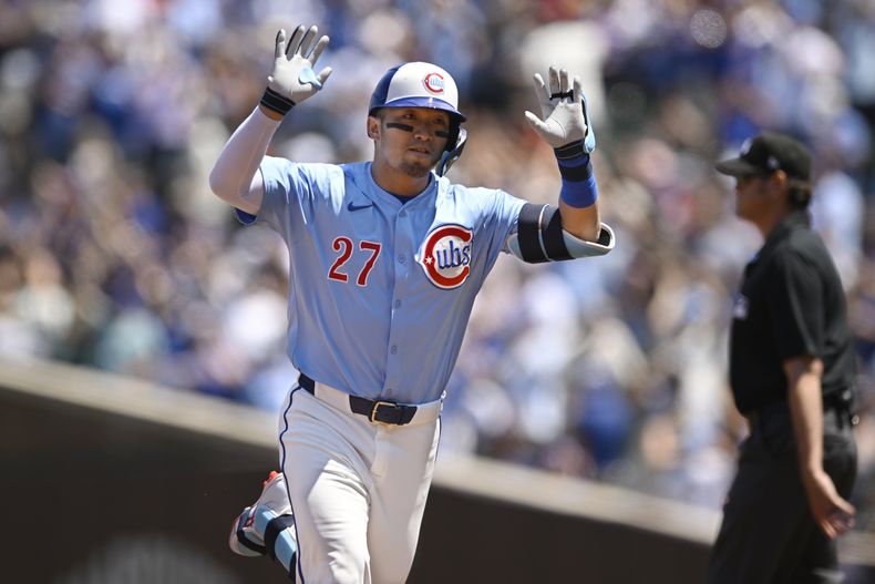 Seiya Suzuki de los Cachorros de Chicago celebra mientras recorre las bases tras conectar un jonrón de tres carreras ante los Medias Rojas de Boston, el viernes 18 de julio de 2025, en Chicago. (AP Foto/Paul Beaty)