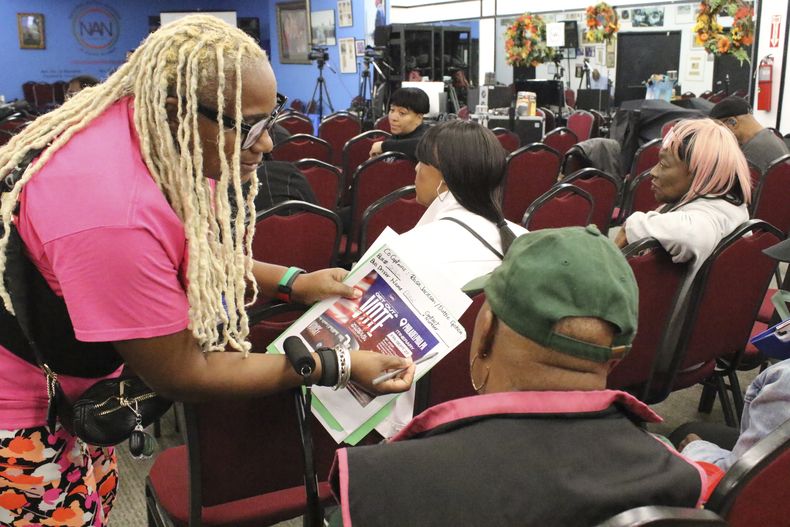 Un organizador de la Red de Acción Nacional registra a la gente antes de una gira en autobús de Get Out the Vote hacia Filadelfia en el barrio de Harlem de Nueva York el viernes 27 de septiembre de 2024. (AP Foto/Noreen Nasir)