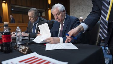 El presidente de la Comisión de Presupuesto de la Cámara de Representantes, Lindsey Graham, derecha, se une al senador Jeff Merkley, el miembro de mayor jerarquía, mientras el panel trabaja en la configuración de la Resolución Presupuestaria del Año Fiscal 2025, en el Capitolio, en Washington, el miércoles 12 de febrero de 2025. (AP Foto/J. Scott Applewhite)
