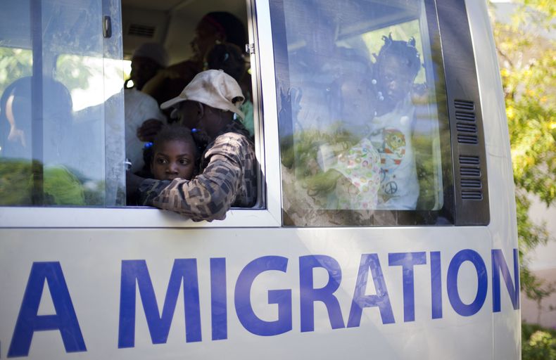 En esta foto del 25 de noviembre de 2013 aparecen haitianos que fueron deportados por las autoridades de Rep&uacute;blica Dominicana y puestos en un bus que los lleve de regreso a Croix-des-Bouquets, Haiti. El gobierno dominicano anunci&oacute; el viernes