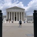 Visitantes posan para fotografiarse afuera de la Corte Suprema de Estados Unidos, el martes 18 de junio de 2024, en Washington. (AP Foto/Jose Luis Magana)