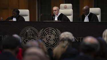 El juez presidente Nawaf Salam lee el fallo de la Corte Internacional de Justicia, en La Haya, Holanda, el viernes 24 de mayo de 2024. (AP Foto/Peter Dejong)