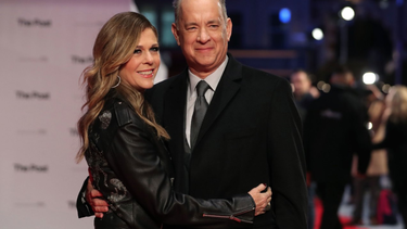 el actor tom hanks y su esposa rita wilson anuncian que ambos han contraido el coronavirus