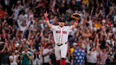 Caleb Durbin, de los Medias Rojas de Boston, celebra después de la victora de su equipo sobre los Orioles de Baltimore en el juego de béisbol de Grandes Ligas, el lunes 20 de julio de 2026, en Boston. (AP Foto/Charles Krupa)