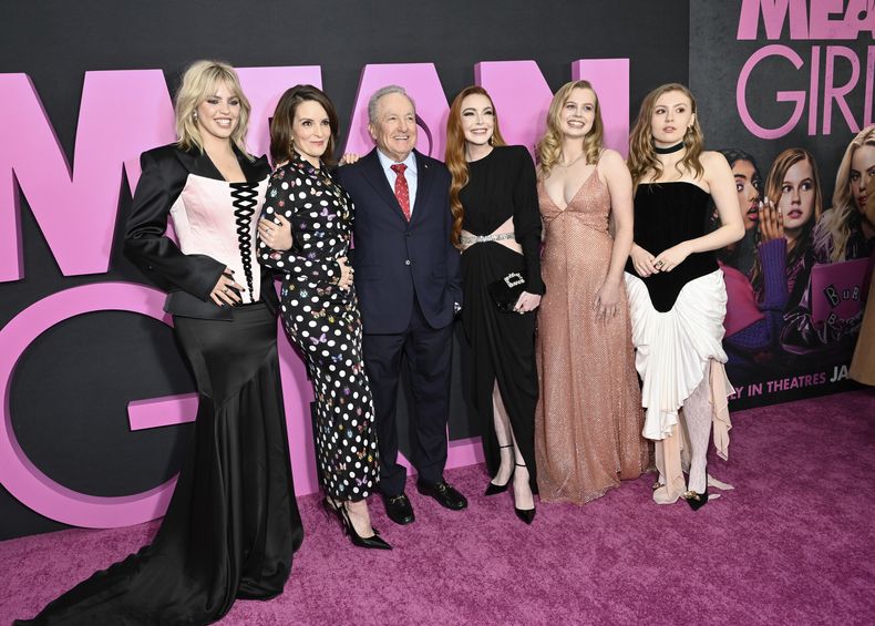 De izquierda a derecha, Reneé Rapp, Tina Fey, Lorne Michaels, Lindsay Lohan, Angourie Rice y Bebe Wood asisten al estreno mundial de Mean Girls en el cine AMC Lincoln Square el lunes 8 de enero de 2024, en Nueva York. (Evan Agostini/Invision/AP)