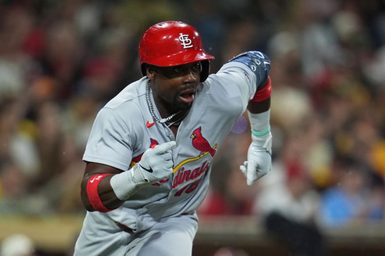 Jordan Walker, de los Cardenales de San Luis, avanza en un doble durante el juego del jueves 7 de mayo de 2026 ante los Padres de San Diego (AP Foto/Gregory Bull)a