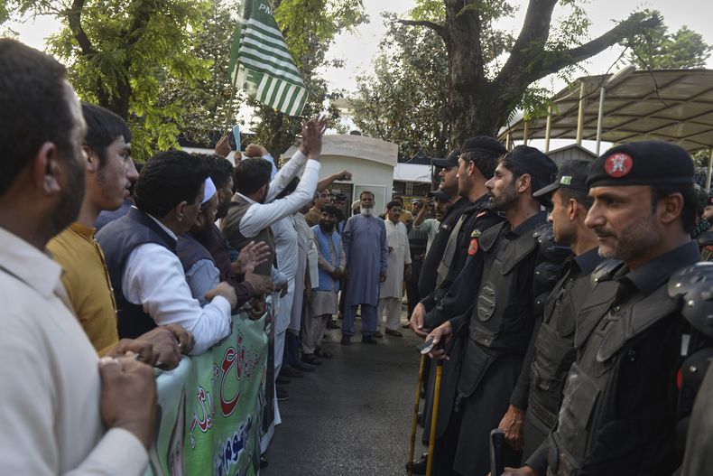 Policías afuera del edificio de oficinas del Alto Comisionado de la India impiden el avance de manifestantes que protestan contra la suspensión del tratado de reparto de aguas con Pakistán, en Islamabad, el jueves 24 de abril de 2025. (AP Foto/Irtisham Ahmed)