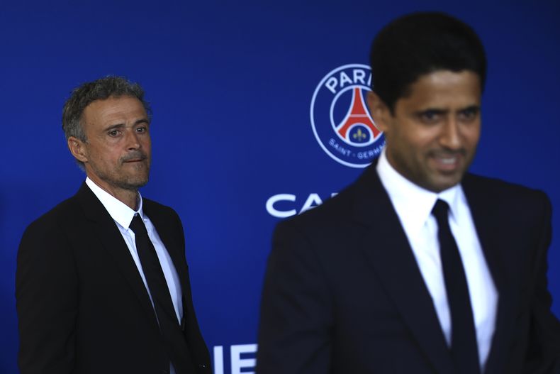 Luis Enrique (izquierda), nuevo técnico del Paris-Saint-Germain, sigue al presidente Nasser Al-Khelaifi durante una rueda de prensa, el miércoles 5 de julio de 2023, en Poissy, Francia. (AP Foto/Aurelie Morissard)