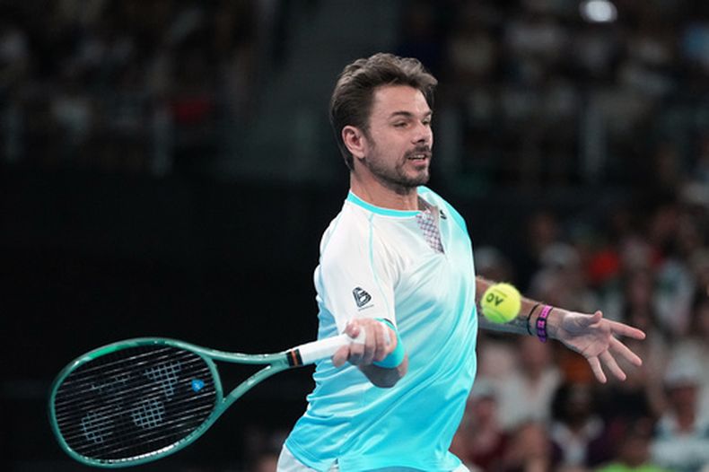 ARCHIVO - Foto del 24 de enero del 2026, el suizo Stan Wawrinka regresa un tiro del estadounidense Taylor Fritz en la tercera ronda del Abierto de Australia. (AP Foto/Asanka Brendon Ratnayake, Archivo)