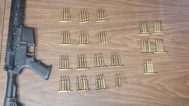 autoridades le ocupan a un nino de 13 anos un rifle de asalto en su casa en bayamon