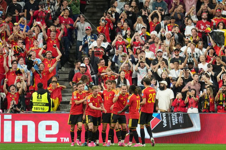 Jugadores de Bélgica celebran el segundo gol de su equipo en el partido contra Nueva Zelanda por el Grupo G del Mundial, el viernes 26 de junio de 2026, en Vancouver. (AP Foto/Abbie Parr)